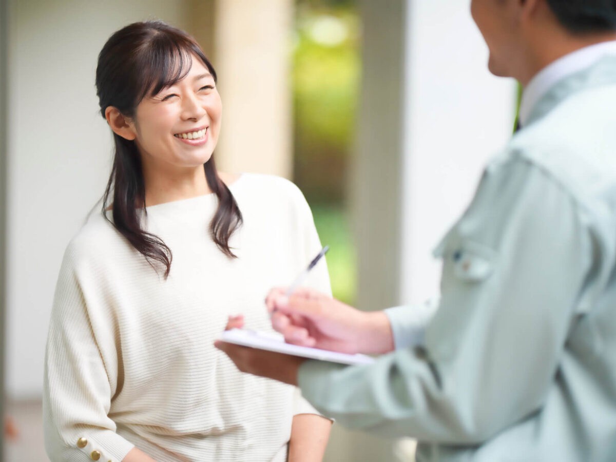 笑顔で会話する女性