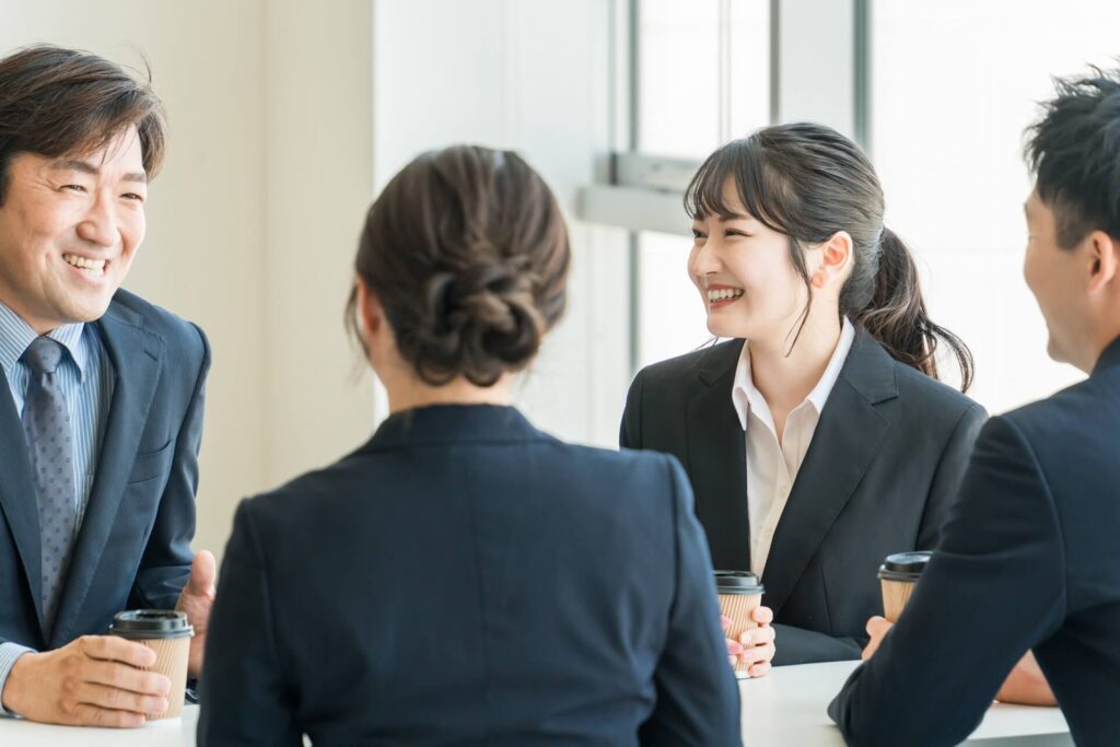 職場で笑顔で話す女性