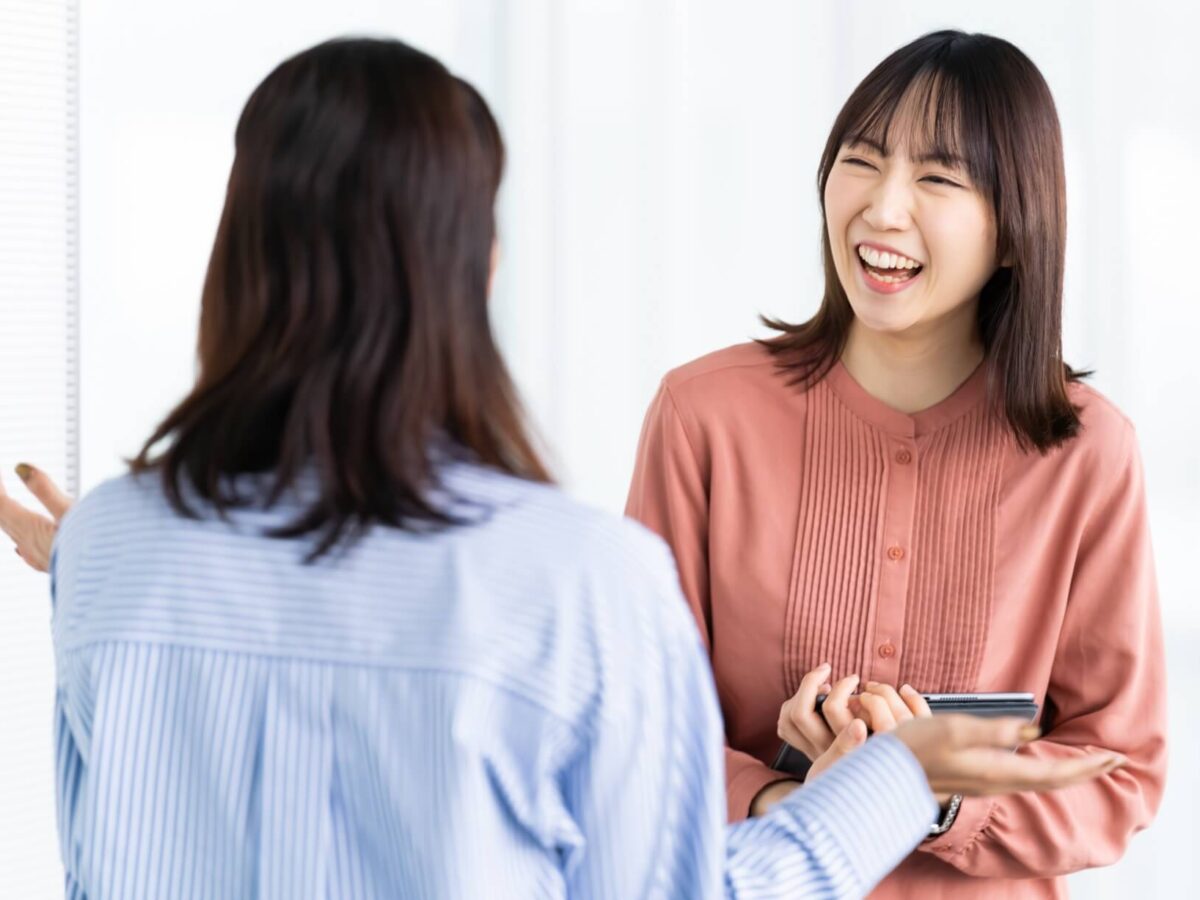 談笑する女性たち