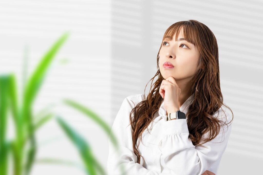 思い悩む女性
