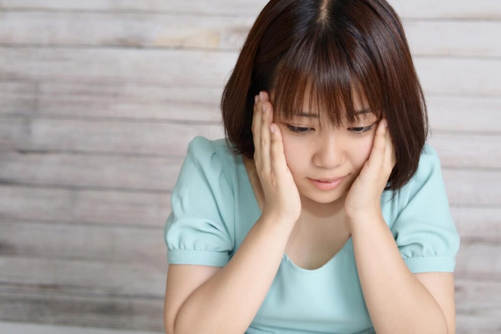 悩む女性