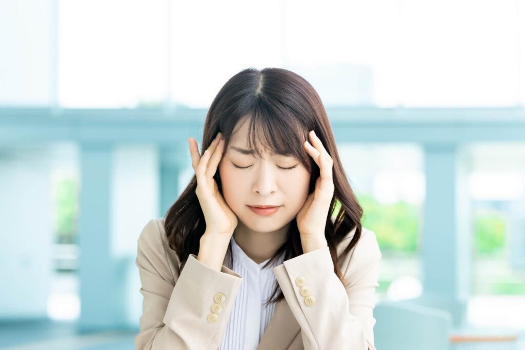 悩んでいる女性
