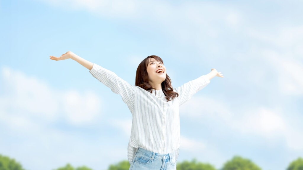 深呼吸する30代女性