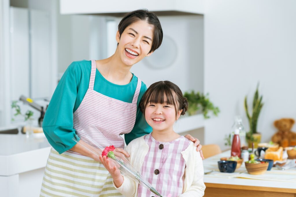 笑顔の子どもとお母さん