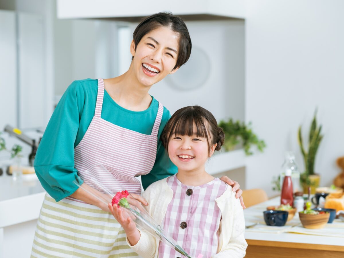 笑顔の子どもとお母さん
