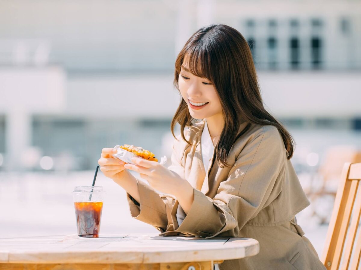 ひとりで食事中の女性