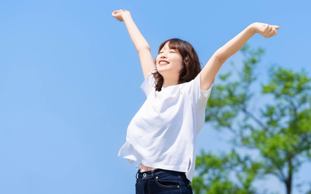気分が晴れ晴れしている女性